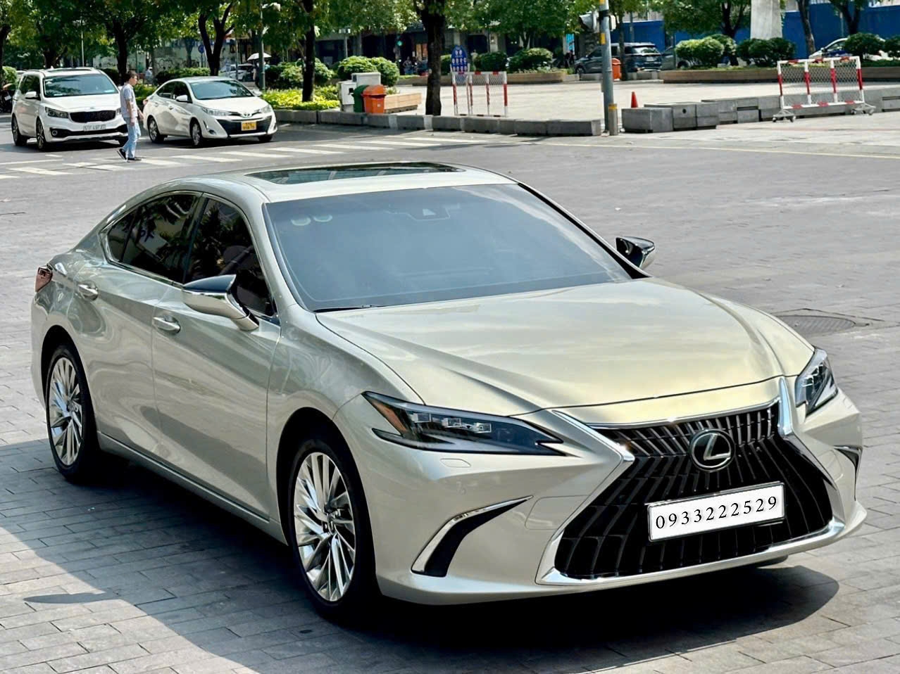 Lexus ES250 2022 vàng cát siêu lướt 12.000km