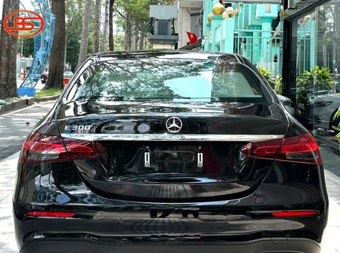 Mercedes-Benz E300 SX2023 XE MỚI 100%