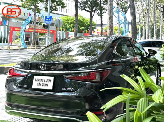 Siêu phẩm ES250 đen 2023 6.200km siêu lướt