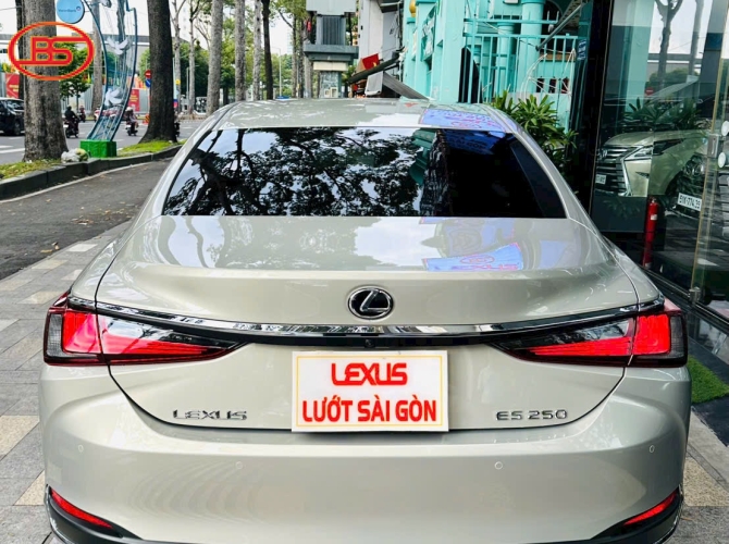 Siêu lướt với ES250 2025 5000km vàng be sang trọng