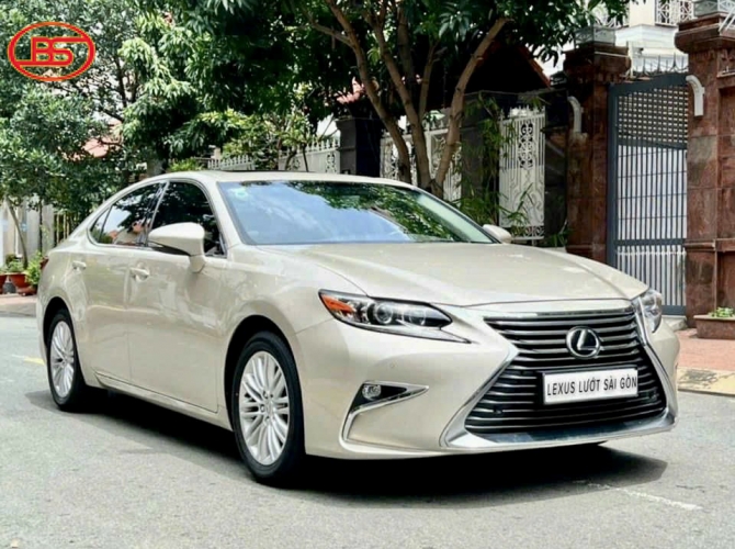 ES 250 sản xuất 2017 odo 33 ngàn xe còn nguyên zin