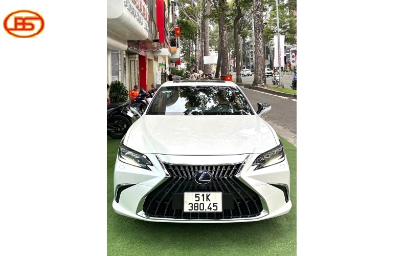 Siêu phẩm ES300H cập bến nhà Lexus Lướt