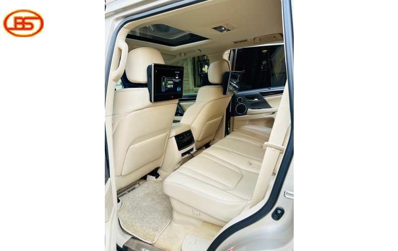 Lexus LX570 2016 vàng cát lướt 30.000km