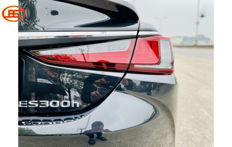 ES300H ĐEN ODO 620KM