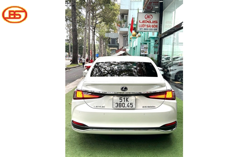 Siêu phẩm ES300H cập bến nhà Lexus Lướt