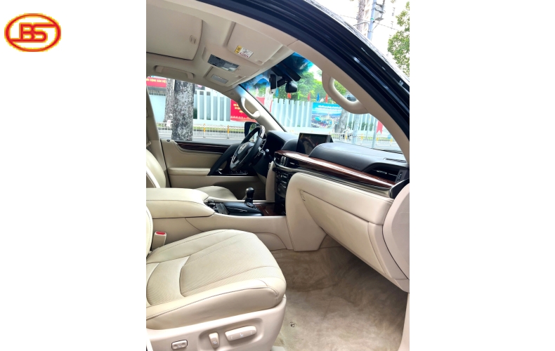 Siêu phẩm LX570 2015 đen 64.000km