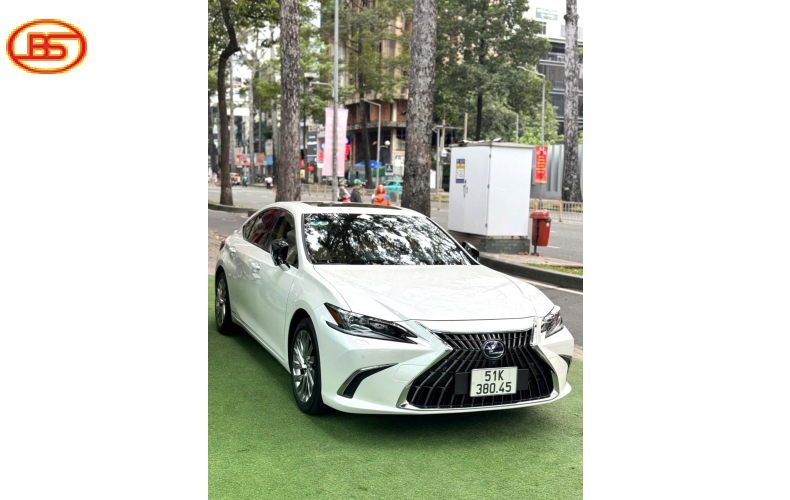 Siêu phẩm ES300H cập bến nhà Lexus Lướt