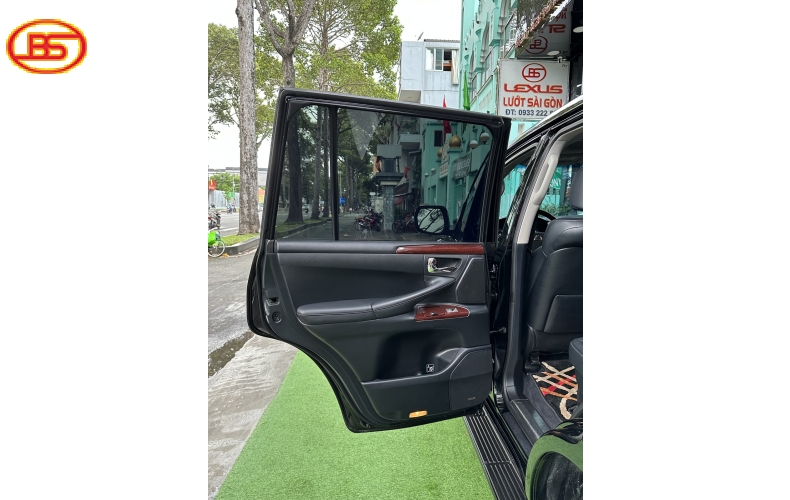 LX570 (sản xuất 2013) bản full (S) cao cấp nhất