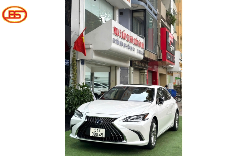 Siêu phẩm ES300H cập bến nhà Lexus Lướt