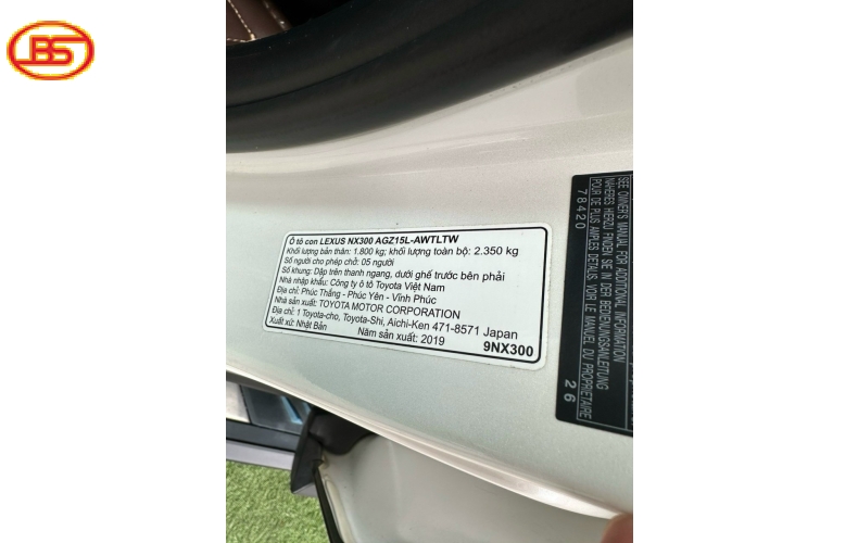 Lexus NX300 2019 trắng nội thất đỏ