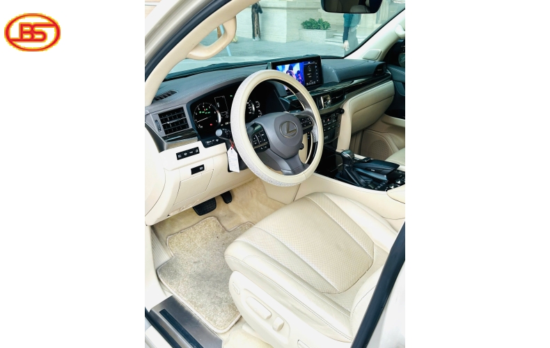 Lexus LX570 2016 vàng cát lướt 30.000km