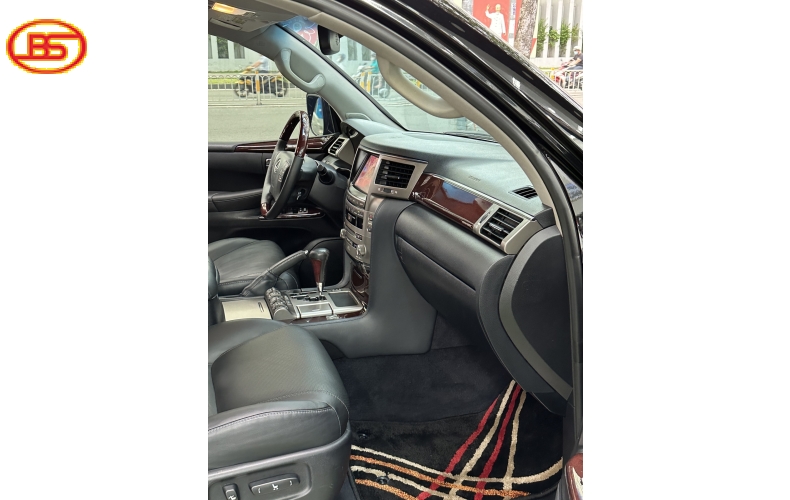 LX570 (sản xuất 2013) bản full (S) cao cấp nhất