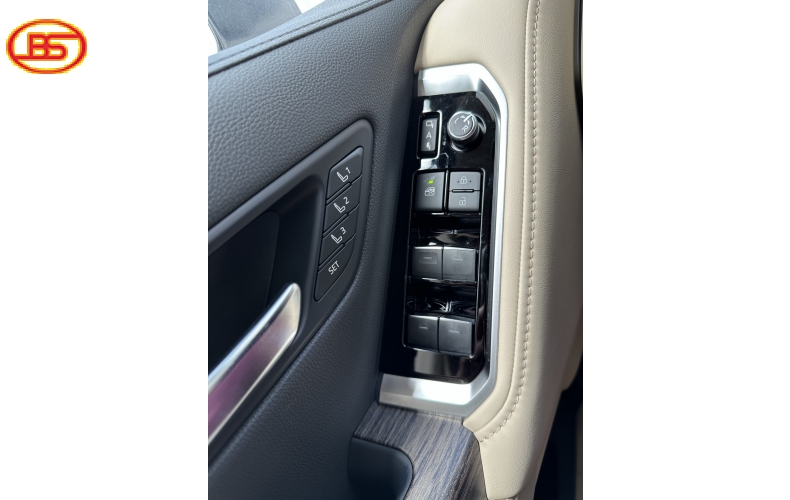 LANDCRUISER (LC 300) Xe đập thùng siêu chất