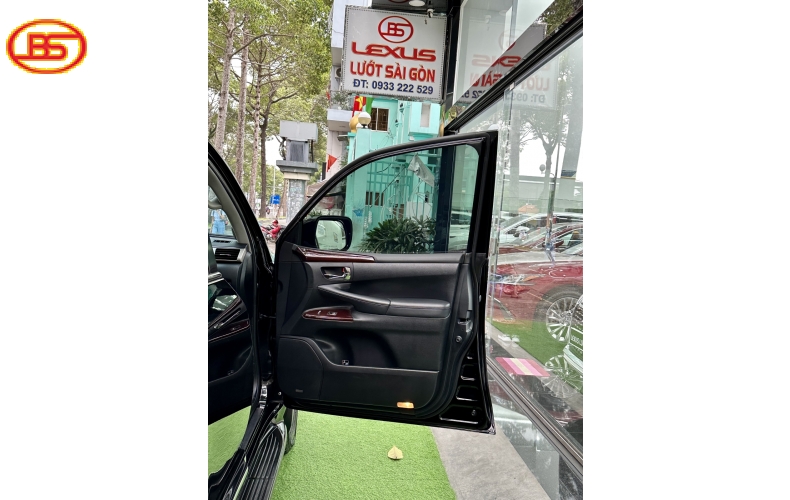 LX570 (sản xuất 2013) bản full (S) cao cấp nhất