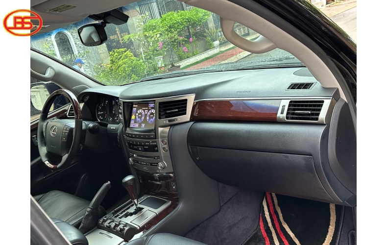 LX570 (sản xuất 2013) bản full (S) cao cấp nhất