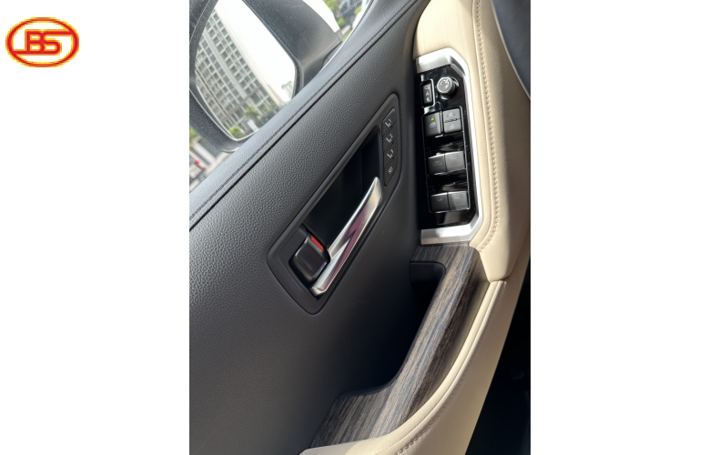 LANDCRUISER (LC 300) Xe đập thùng siêu chất
