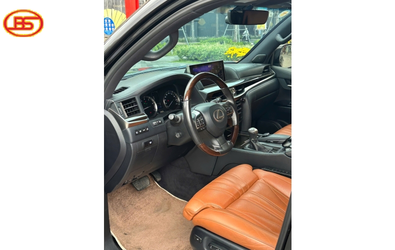 Lexus LX570 2016 nhập hãng đã lên 4 ghế VIP