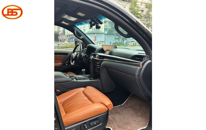 Lexus LX570 2016 nhập hãng đã lên 4 ghế VIP