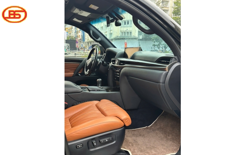 Lexus LX570 2016 nhập hãng đã lên 4 ghế VIP