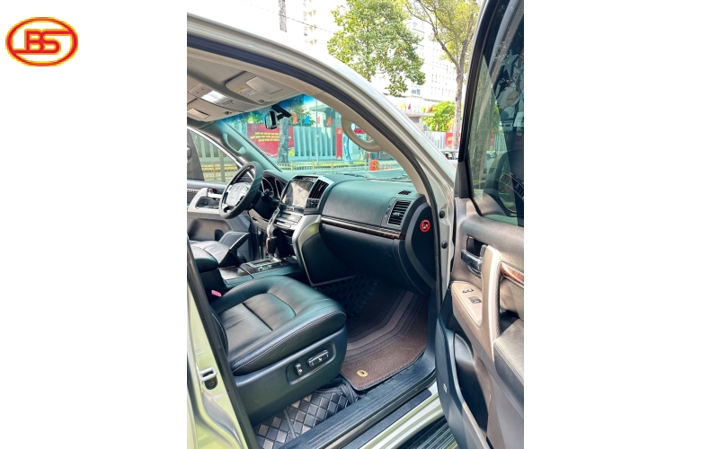 Siêu phẩm Toyota LandCruiser LC200 2014 với odo 180.000km