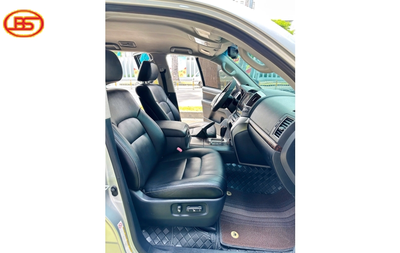 Siêu phẩm Toyota LandCruiser LC200 2014 với odo 180.000km