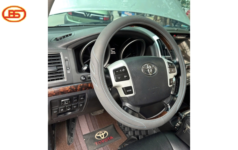 Siêu phẩm Toyota LandCruiser LC200 2014 với odo 180.000km