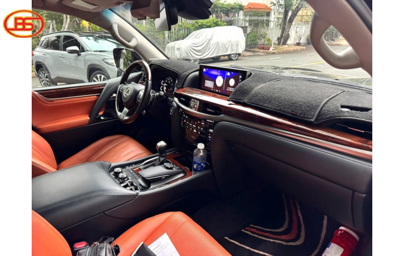 Siêu phẩm Trung Đông LX570 2016 lướt 40.000km quá lướt theo thời gian