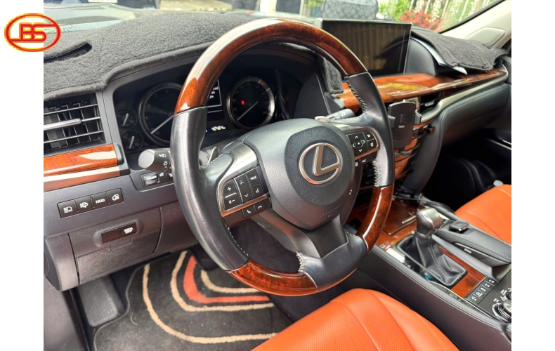 Siêu phẩm Trung Đông LX570 2016 lướt 40.000km quá lướt theo thời gian