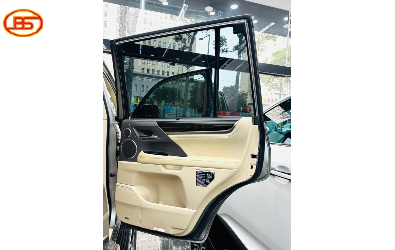 Siêu phẩm LX570 2016 màu Ghi Xám với odo 140.000km 
