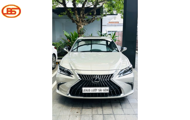 Siêu lướt với ES250 2025 5000km vàng be sang trọng