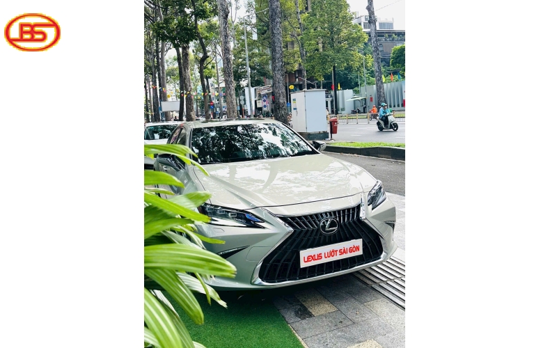 Siêu lướt với ES250 2025 5000km vàng be sang trọng