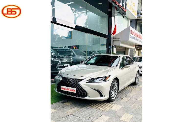 Siêu lướt với ES250 2025 5000km vàng be sang trọng