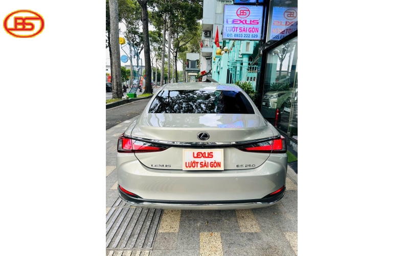 Siêu lướt với ES250 2025 5000km vàng be sang trọng