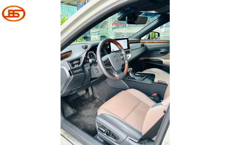 Siêu lướt với ES250 2025 5000km vàng be sang trọng