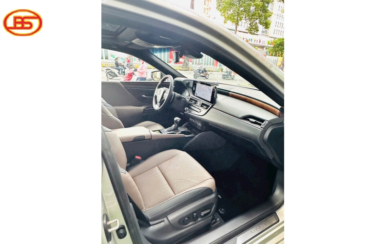Siêu lướt với ES250 2025 5000km vàng be sang trọng
