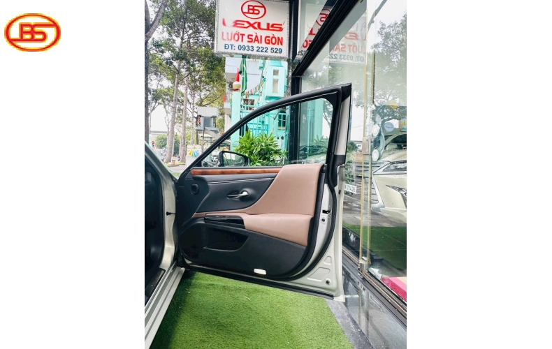 Siêu lướt với ES250 2025 5000km vàng be sang trọng