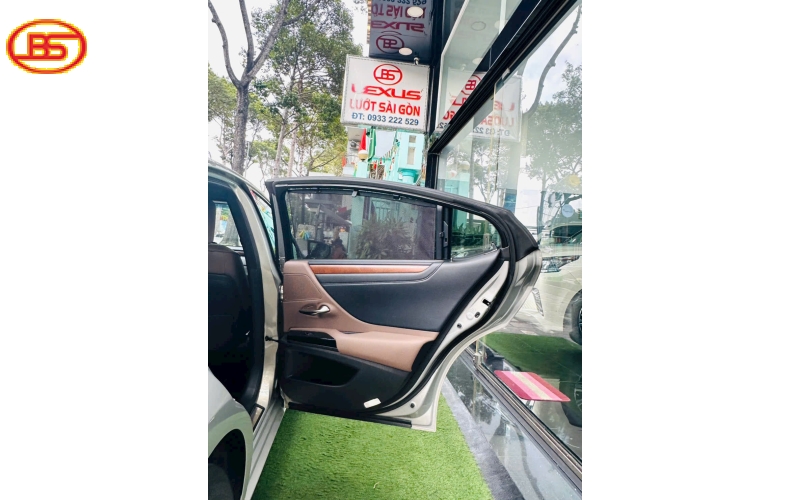 Siêu lướt với ES250 2025 5000km vàng be sang trọng