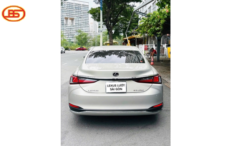 Siêu phẩm ES250 Vàng cát 2022 với odo 18.000km