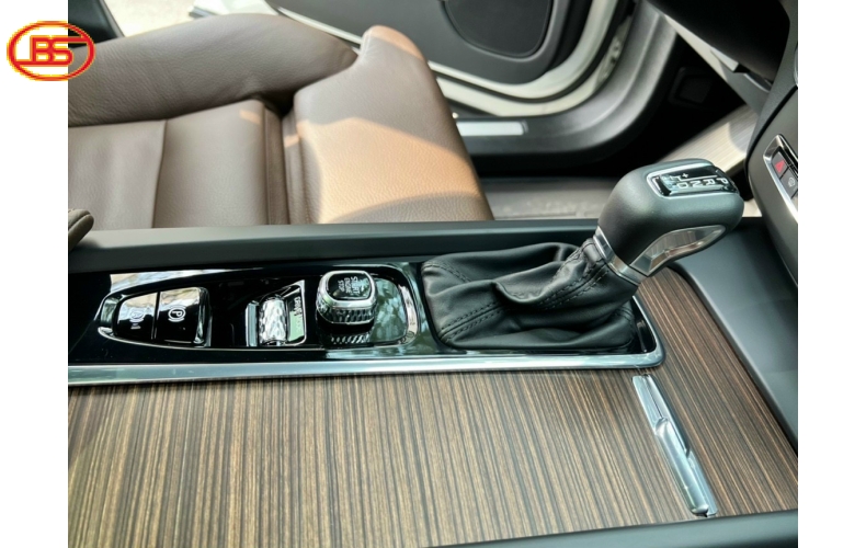 VOLVO XC60 T6 2021 