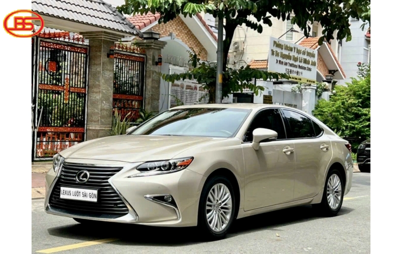 ES 250 sản xuất 2017 odo 33 ngàn xe còn nguyên zin