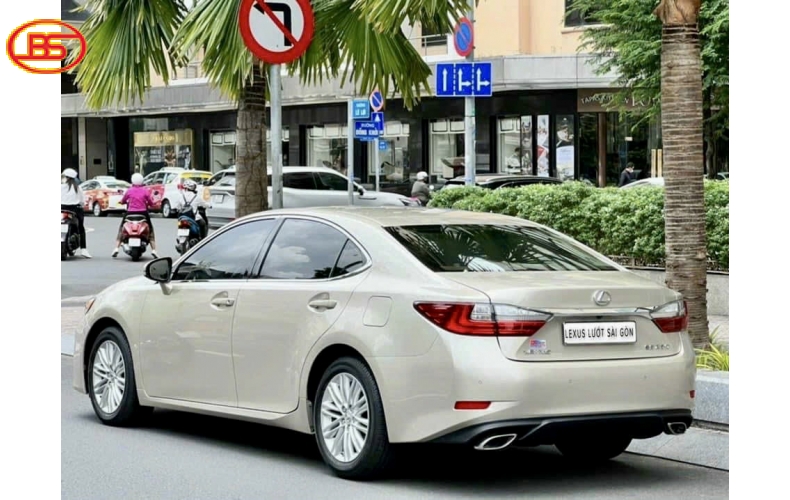 ES 250 sản xuất 2017 odo 33 ngàn xe còn nguyên zin