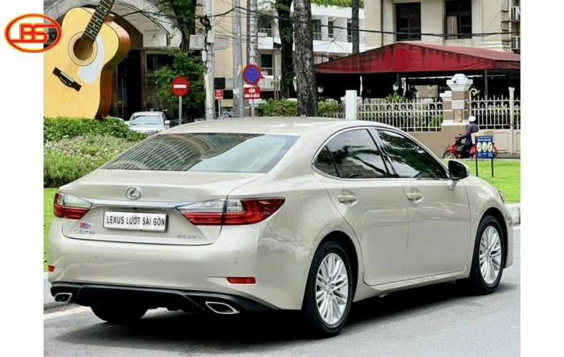 ES 250 sản xuất 2017 odo 33 ngàn xe còn nguyên zin