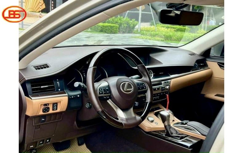 ES 250 sản xuất 2017 odo 33 ngàn xe còn nguyên zin